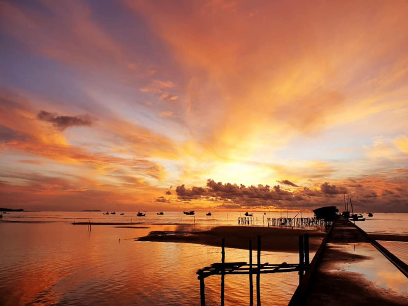 Check-in hoàng hôn tại làng chài Hàm Ninh tuyệt đẹp