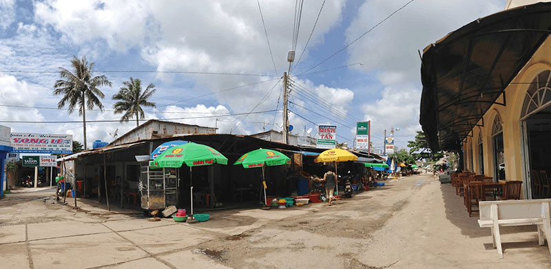 Chợ Hàm Ninh có vị trí ngay tại cầu cảng nằm giữa làng chài cổ Hàm Ninh