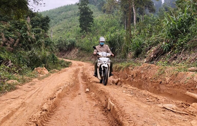 Bạn có thể đi qua đoạn đường đất đỏ giữa khu rừng nguyên sinh Phú Quốc để đến làng