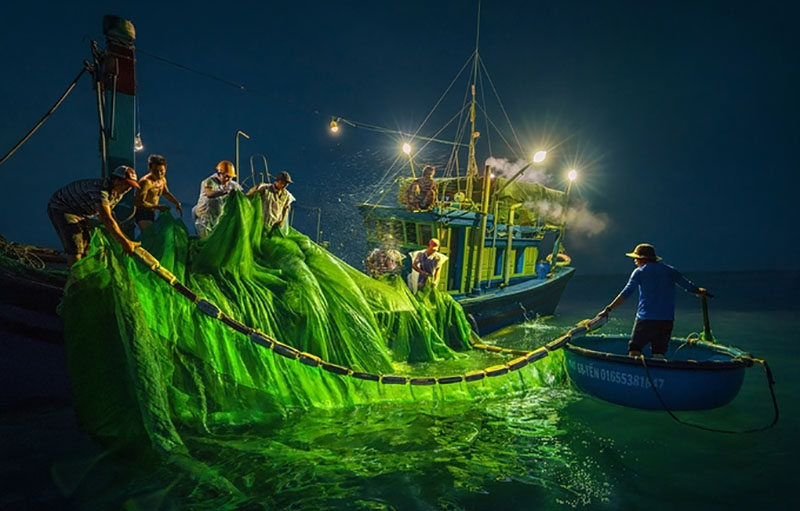  Đến với làng chài, bạn có thể xin phép được tham gia cùng người dân trên hành trình đánh bắt xa bờ
