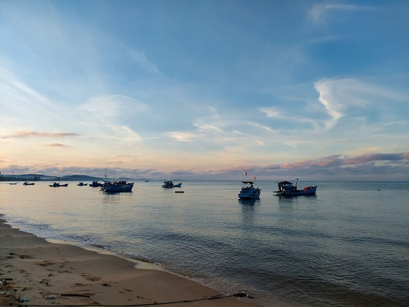 Khung cảnh chiều tà đẹp thơ thẩn tại bãi biển Cửa Cạn