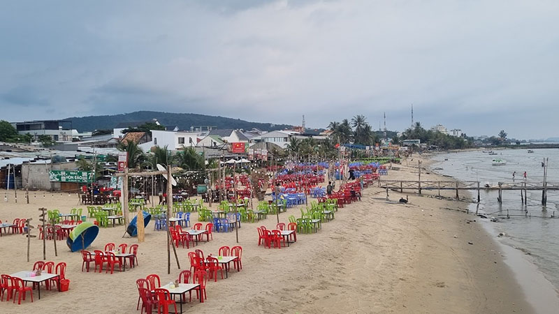 Tại làng chài cũng có nhiều quán ăn bên bờ biển với ẩm thực địa phương đặc trưng