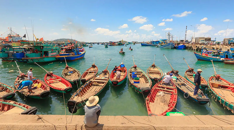 Tại làng chài Hàm Ninh, người dân kiếm sống chủ yếu bằng nghề chài lưới