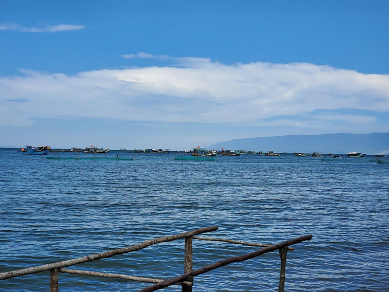 Làng chài Rạch Tràm nổi bật là một ngôi làng cổ kính nằm phía sau khu vườn quốc gia Phú Quốc