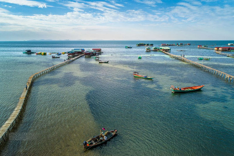 Làng chài Rạch Vẹm có vị trí gần nhiều địa điểm tham quan khác như Bãi Sao, cáp treo Hòn Thơm