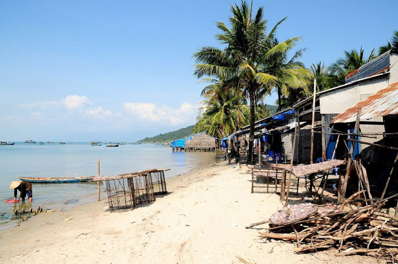 Người dân đa phần là làm nghề biển, hình thành nên xóm nhỏ với các ngôi nhà lá được dựng đơn sơ