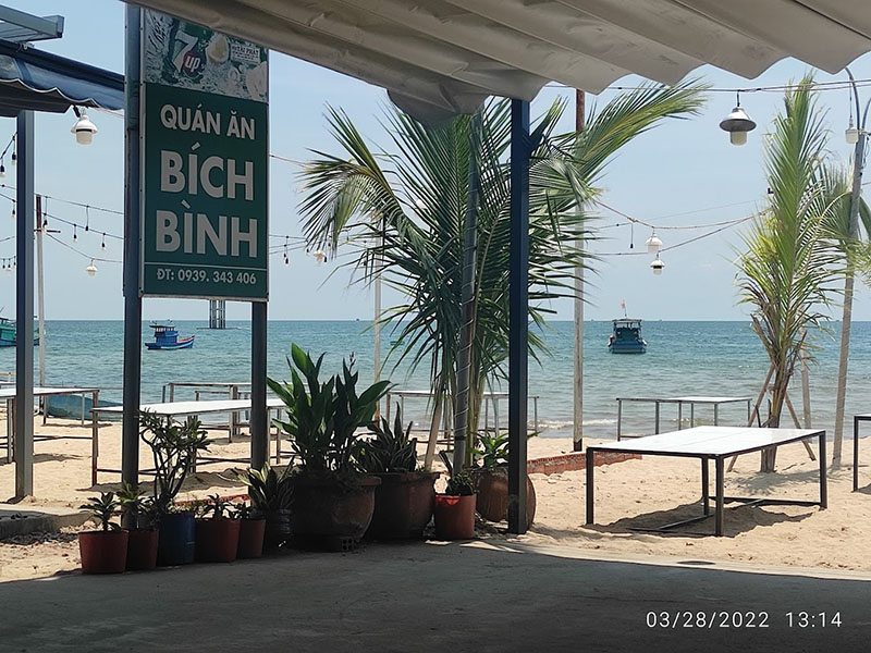 Nhà hàng Bích Bình được đặt nằm ngay trên bờ cát vàng ngay cạnh biển nên thoáng đãng, rộng rãi và lồng lộng gió trời