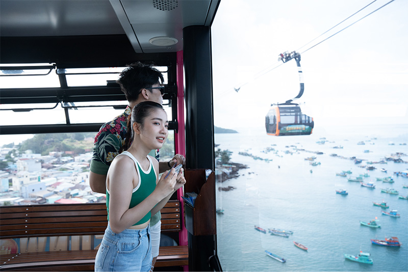 Du khách ngắm nhìn Hòn Thơm Phú Quốc từ trên cao