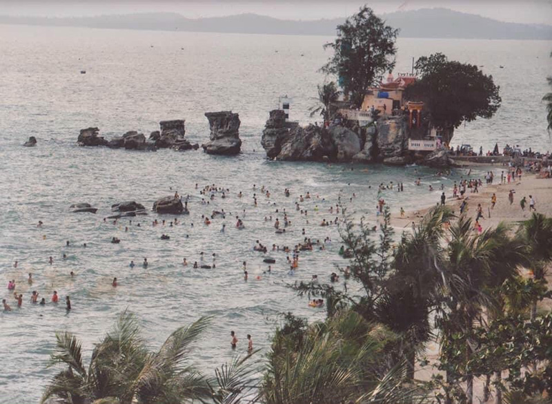 Bãi biển ở thị trấn Dương Đông