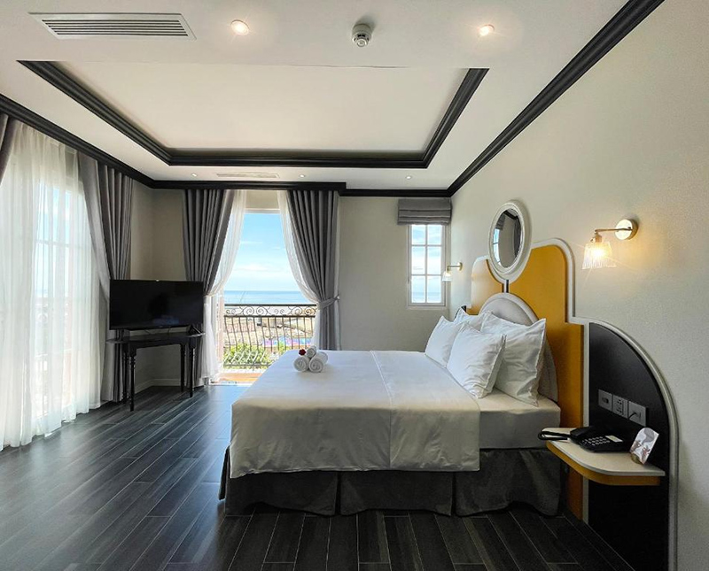 Phòng view hướng biển Le Bonheur Hotel