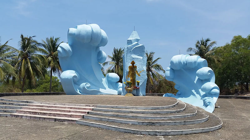 Đài tưởng niệm liệt sĩ với hình ảnh những cơn sóng biểu hiện cho “người đã ra đi nơi ấy” (Nguồn: komoot.com)