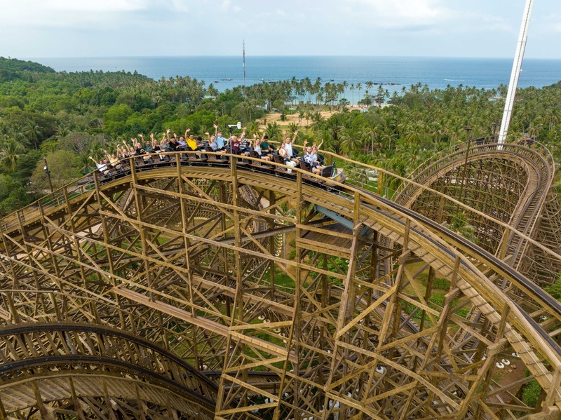 Mộc xà thịnh nộ – Roaring Timbers, là trò chơi tàu lượn siêu tốc bằng gỗ đầu tiên tại Việt Nam