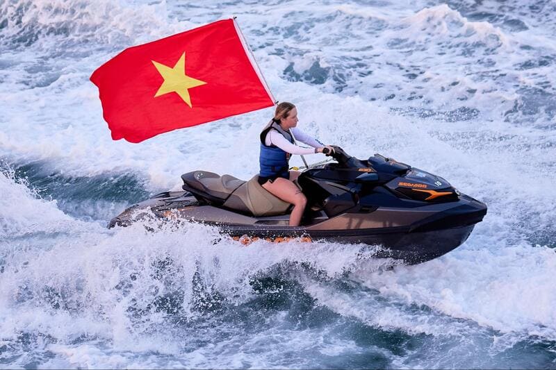1 Jetski Co Hinh Dang Tuong Tu Mot Chiec Mo To