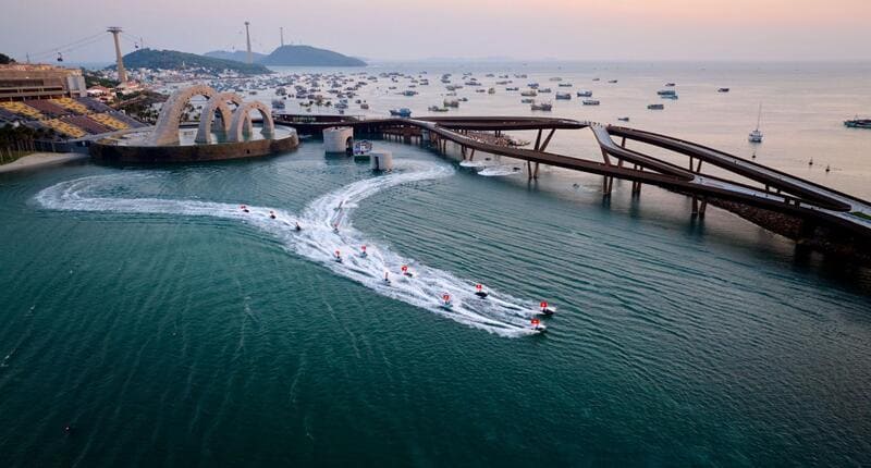 2 Nhung Chiec Jetski Noi Duoi Nhau