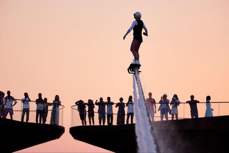 3 Flyboard Dua Van Dong Vien Len Tren Khong Trung Cach Mat Bien Den 15m