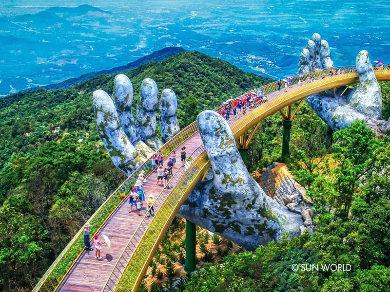 Cáp treo Bà Nà đưa du khách khám phá cây Cầu Vàng - Công trình nghệ thuật “vô tiền khoáng hậu" trên thế giới.