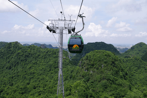 Cáp treo chùa Hương đưa du khách lạc vào chốn tâm linh an yên, thanh tịnh ở Chùa Hương.