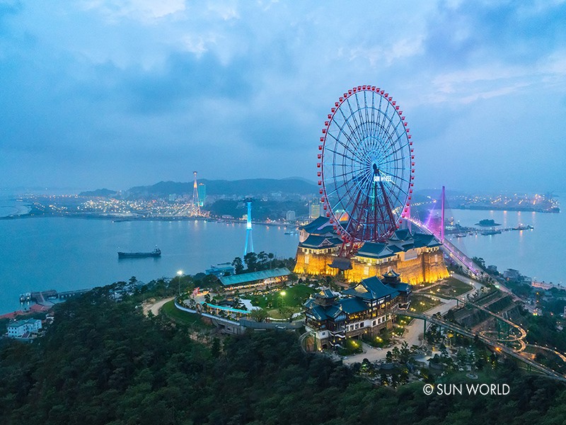Cáp treo Nữ Hoàng đưa du khách khám phá Vòng quay Sun Wheel - 1 trong 2 vòng quay lớn nhất Việt Nam.