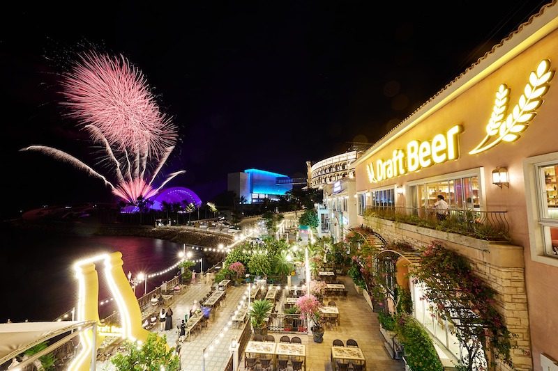Từ nhà hàng bia Draft Beer, du khách có thể tiếp xúc rất gần với những bông pháo đang nở rộ trên cao 