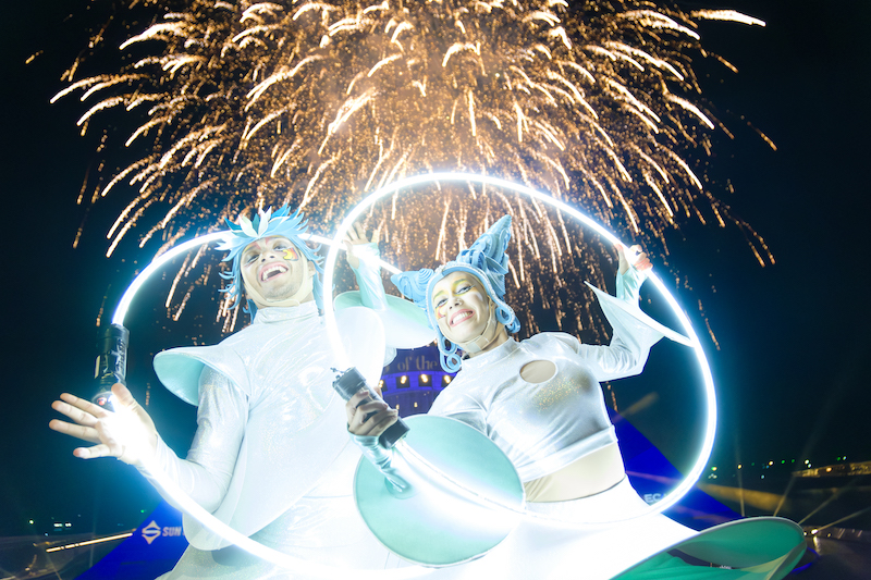 Các nghệ sĩ của Show Kiss of the Sea rạng rỡ dưới bầu trời rực pháo sáng 