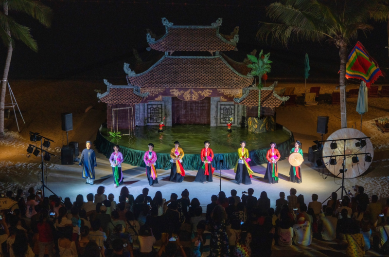 Show thủy đình trên bờ biển đầu tiên tại Thị trấn Hoàng hôn