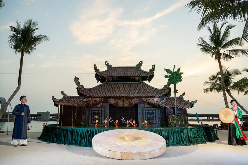 Sân khấu tái hiện Thủy đình Chùa Thầy
