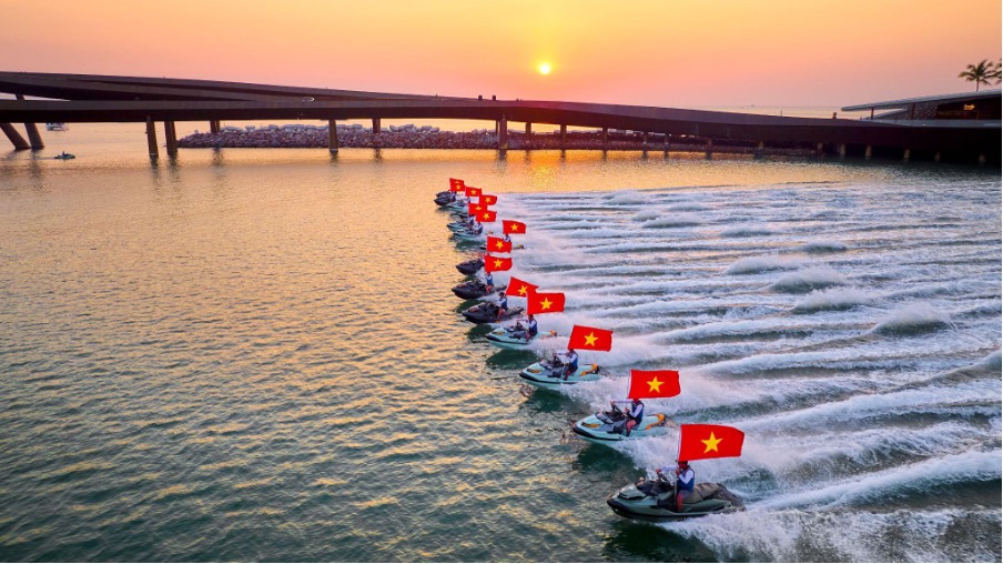Trình diễn diễu hành với cờ Tổ quốc bằng jetski hoành tráng