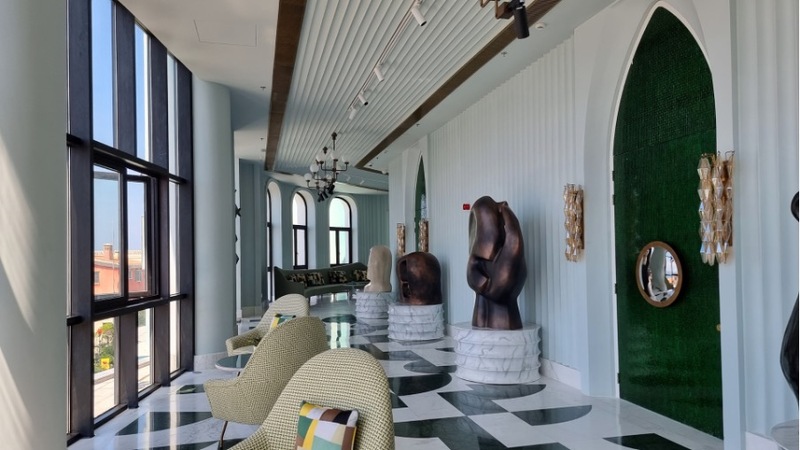 Sofa được bố trí dọc hành lang bên ngoài Ballroom để du khách nghỉ ngơi, ngắm cảnh trước hoặc sau khi dự sự kiện