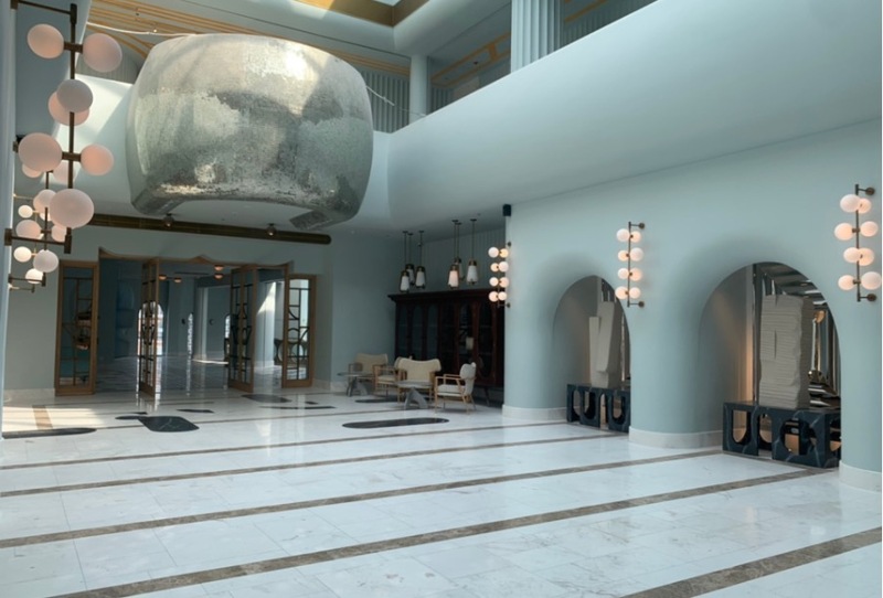 Khu vực sảnh chờ với gam màu trắng chủ đạo trước khi tiến vào Ballroom