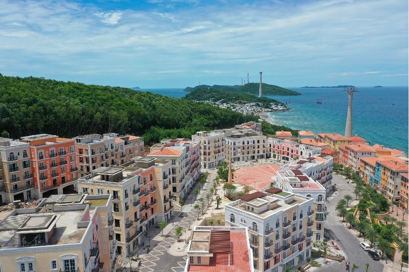 Một góc Thị trấn Hoàng Hôn và cáp treo đi Hòn Thơm nhìn từ thị trấn