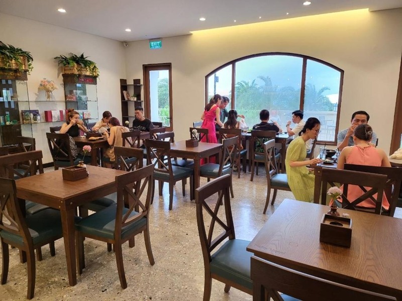 Không gian ăn uống rộng rãi và sạch sẽ tại Fella Hotel