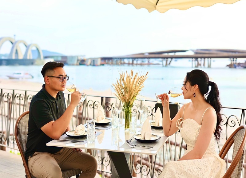 Du khách thưởng thức bữa tối lãng mạn tại Thị trấn 