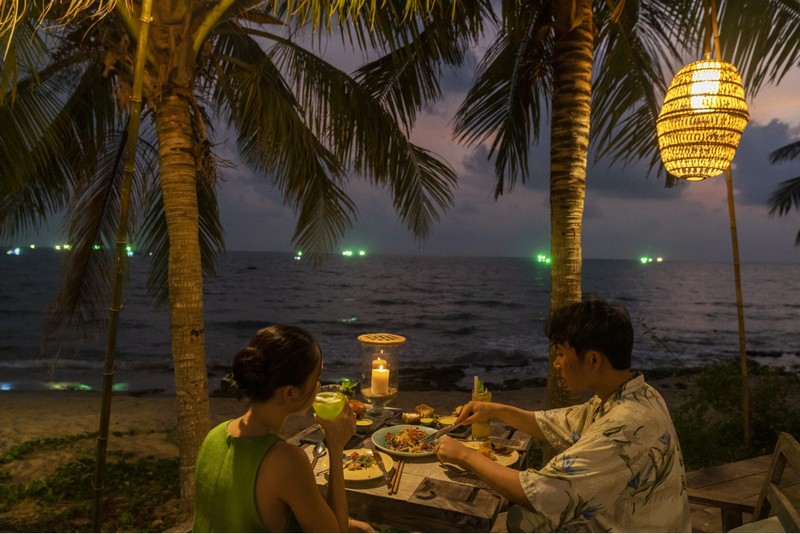 Nhà hàng On The Sand thì nằm trên một bờ cát trắng thơ mộng, hữu tình