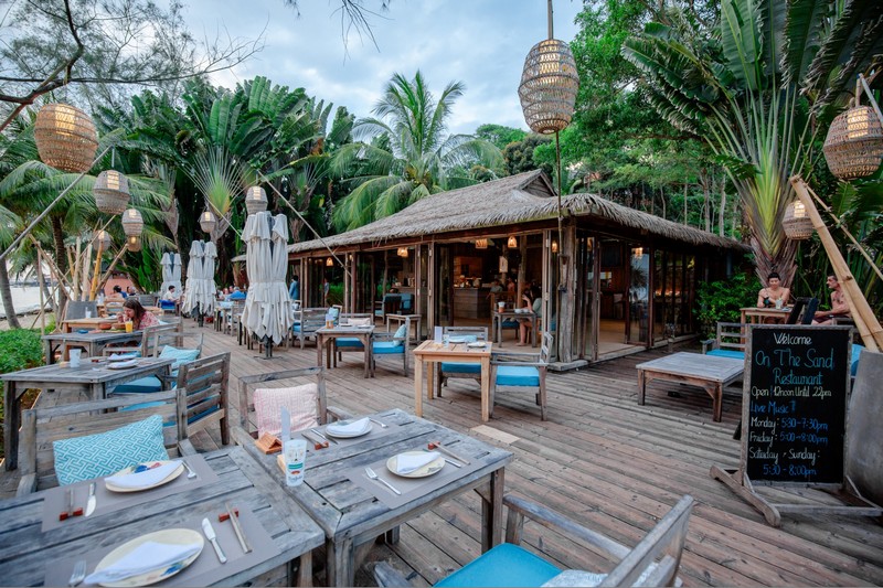Không gian sân vườn của nhà hàng On The Sand