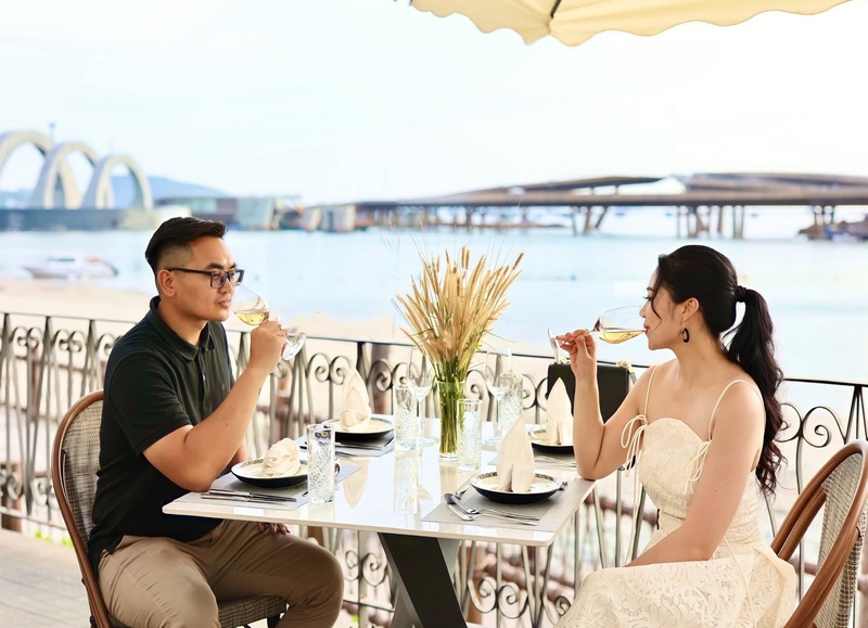 Chỗ ngồi ở gần biển thường sẽ hết sớm nên bạn cần phải đặt chỗ trước