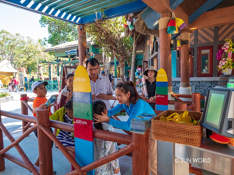 Du khách mua vé vào cửa công viên Hòn Thơm Aquatopia Water Park khi đến Hòn Thơm.