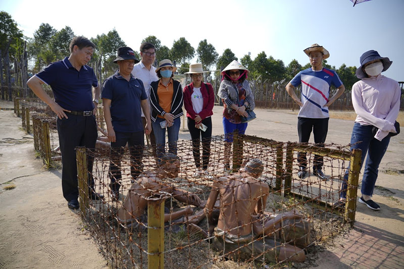 Du khách cần ăn mặc kín đáo, lịch sự khi đến tham quan (Nguồn: tienphong.vn)