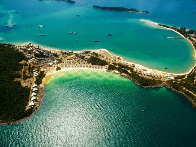 Phu Quoc beach is amazingly beautiful with 2 unique sea views