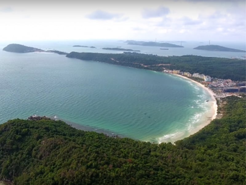 Bãi Sao nằm ở phía Nam Phú Quốc, cách thị trấn Dương Đông 25km.