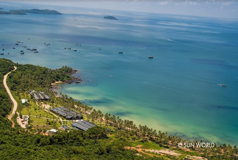 Thiên nhiên Bãi Trào, Hòn Thơm đẹp nao lòng với biển xanh trong nhìn thấy tận đáy, những rặng dừa già đung đưa trong gió, bãi cát trắng mịn, ánh nắng dịu dàng