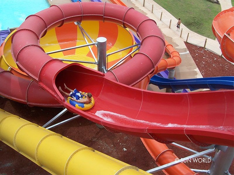 Trò chơi Cơn lốc nhiệt đới siêu hấp dẫn tại Aquatopia Water Park