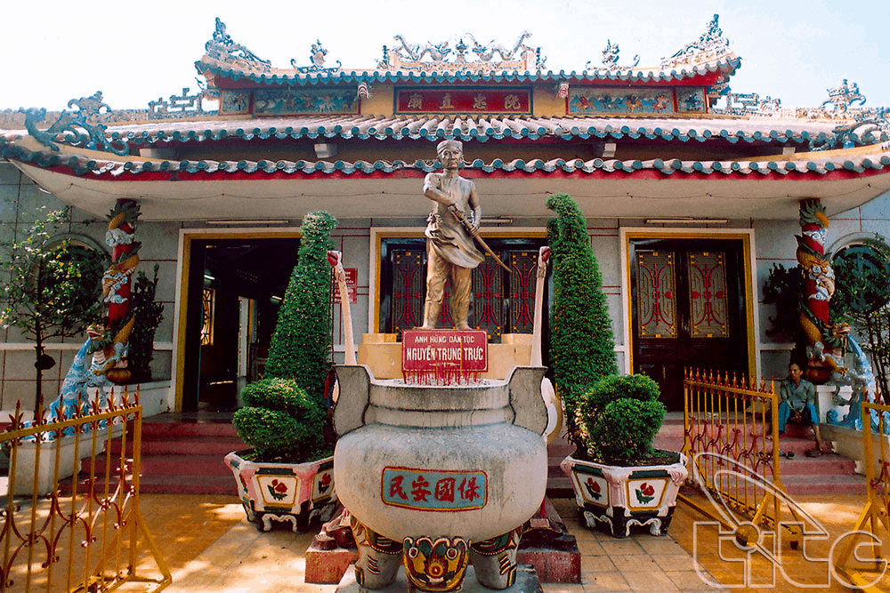 Phu Quoc people often come to Nguyen Trung Truc temple to commemorate and pray for peace and good lucks