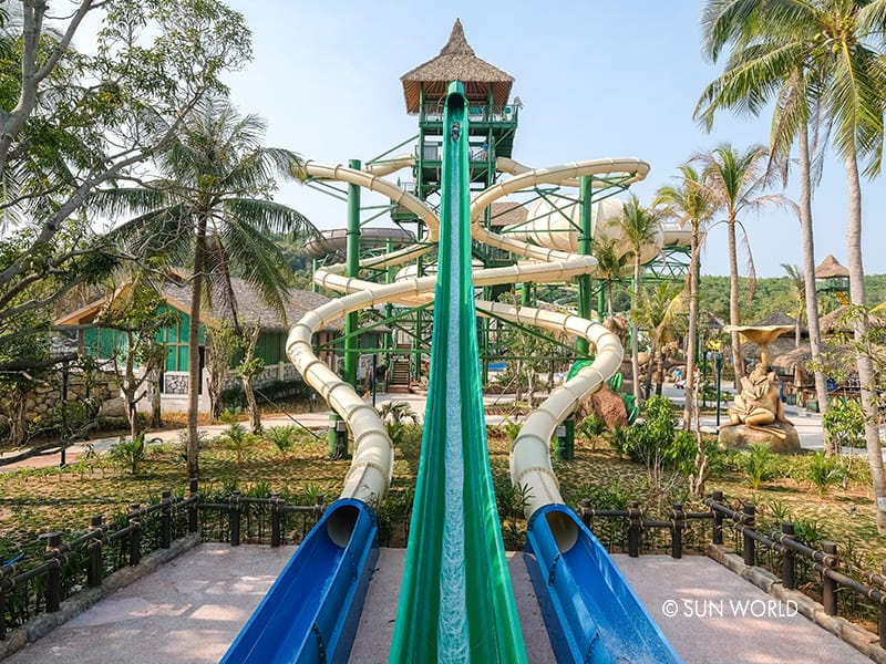 Xà vương giao chiến tại Aquatopia Water Park