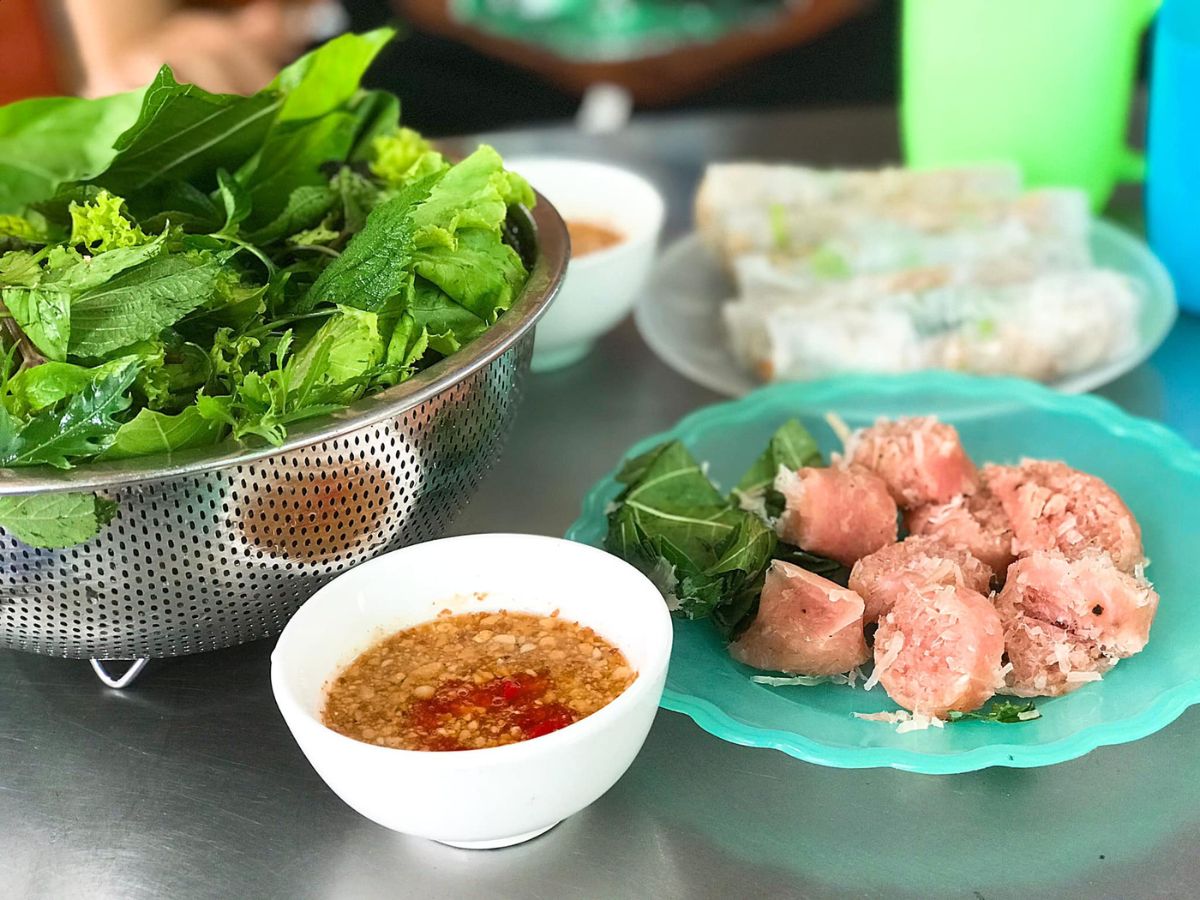 Nem chua ăn kèm với rau sống