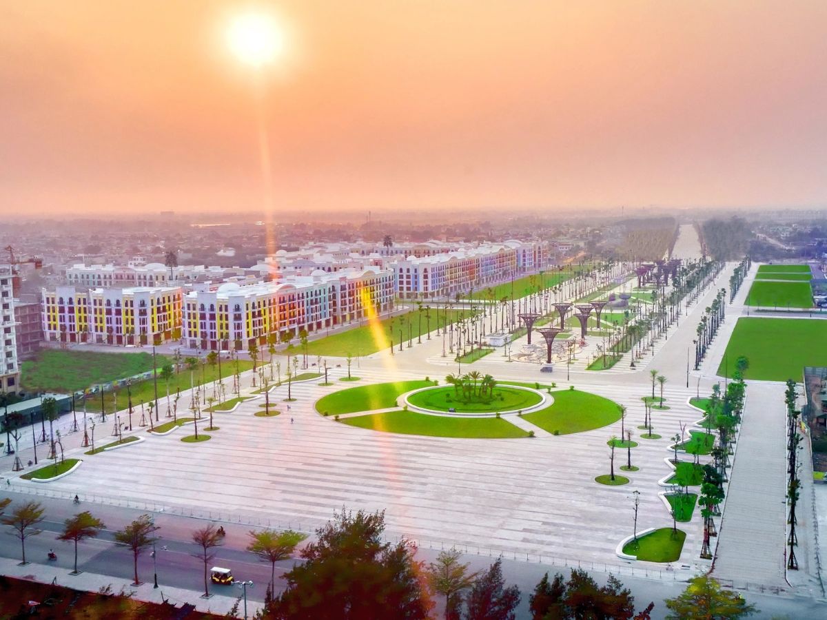 Quảng trường biển Sầm Sơn Thanh Hóa được đầu tư mở rộng tạo không gian vui chơi giải trí cho người dân và du khách.
