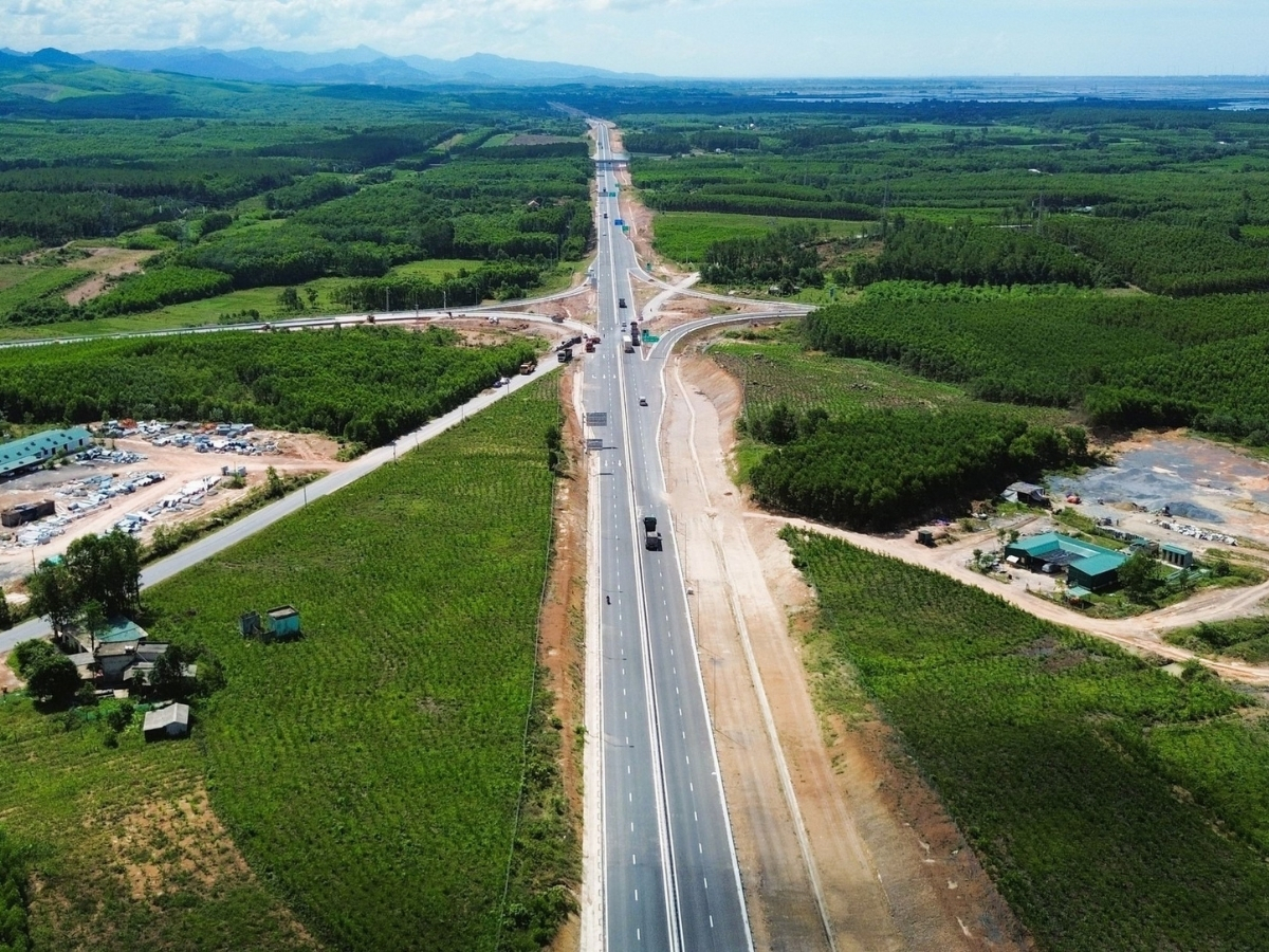 Đường cao tốc Bắc - Nam giúp cho hành trình di chuyển nhanh chóng và thuận lợi. 