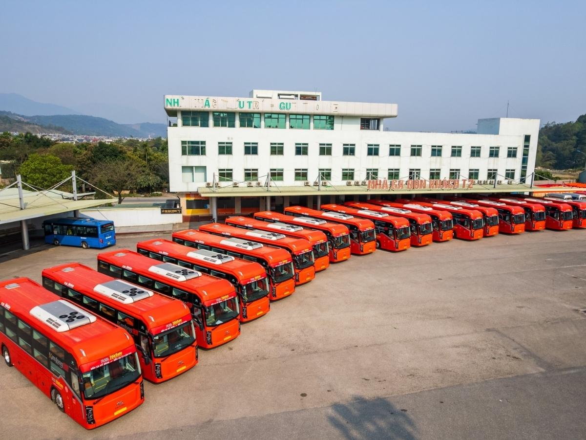Nhà xe Futa Hà Sơn với sơn xe màu cam đặc trưng. 