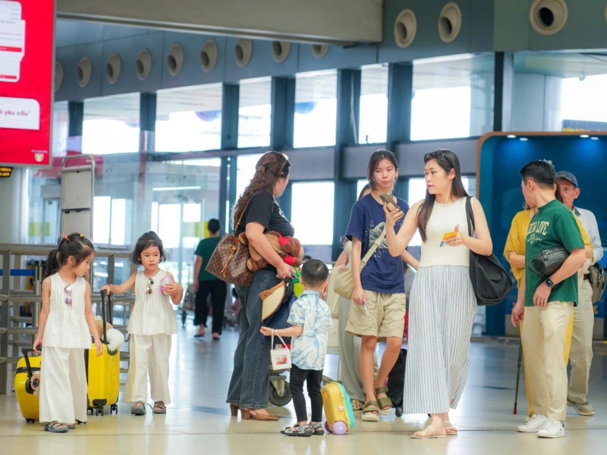 Theo dõi thường xuyên các chương trình khuyến mãi để săn vé giá rẻ. 