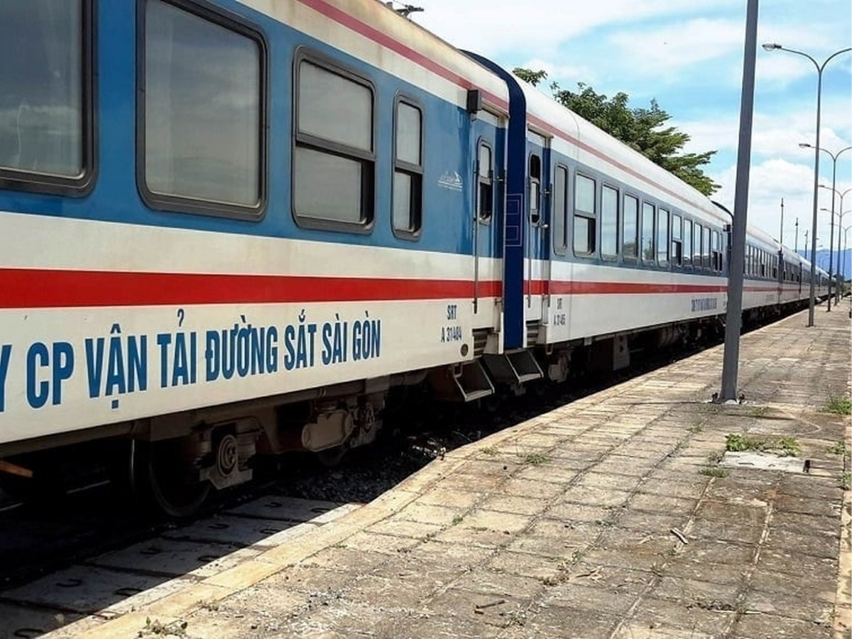 Các chuyến tàu Bắc - Nam dừng tại ga Thanh Hóa.