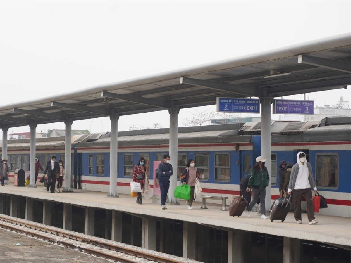 Đông đảo du khách lựa chọn đi tàu về Thanh Hóa mỗi dịp lễ Tết. 